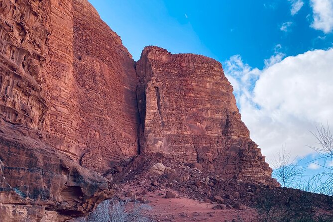 Explore Wadi Rum: Jeep Tour, Bed and Breakfast, and Dinner - Al-Khazali: Nabataean inscriptions, natural features, and quick orientation