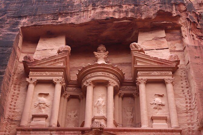 Literary tourism experience in Petra - Getting started at the Petra Visitor Center at 8:00 am