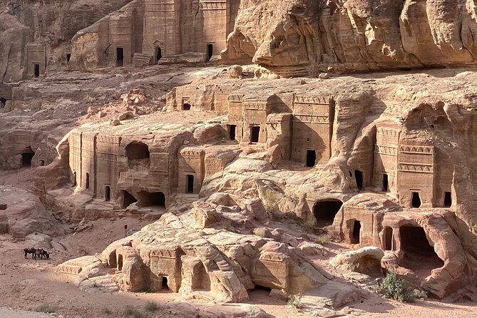Petra and Wadi Rum in One Day | The Jordanian Mappers - Entering Petra through the Siq: the 1.2 km corridor effect