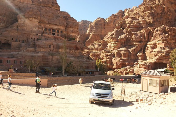 Private Transfer From Petra to Amman or Airport With Optional - Direct Transfer on the Desert Highway: A Fast 3-Hour Exit