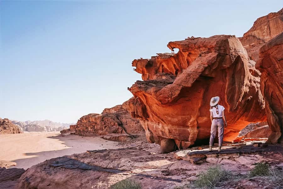 Wadi Rum: Guided Jeep Tour With Overnight Stay and Meals - Day 1 on the red desert road: tea, viewpoints, and Lawrence stops